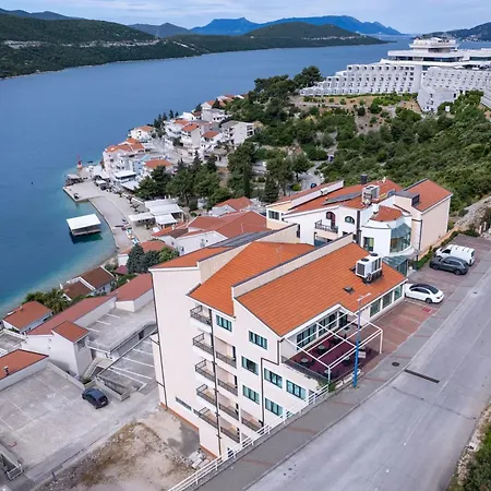 Adria Neum