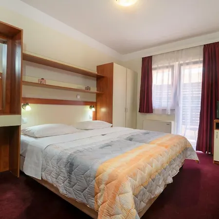 Adria 4*