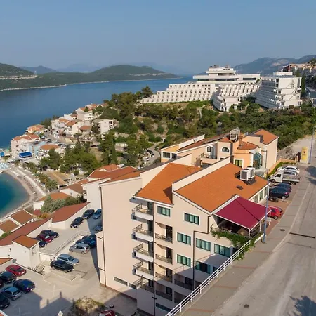 Adria Neum